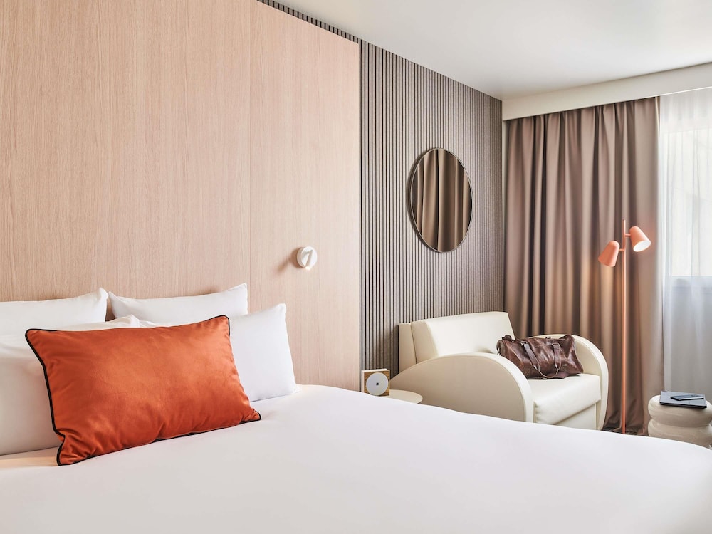 Habitación Superior con 1 cama queen size y 1 sofá individual del hotel Novotel Paris 13 Porte D'italie. Foto 3