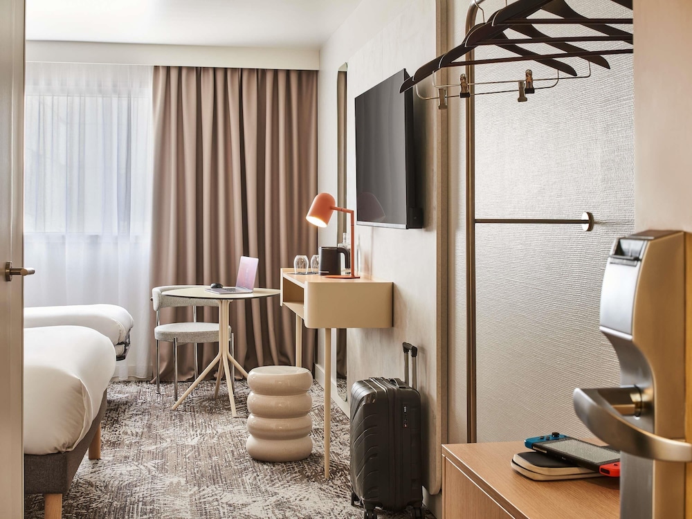 Habitación Superior con 1 cama queen size y 1 sofá individual del hotel Novotel Paris 13 Porte D'italie. Foto 4
