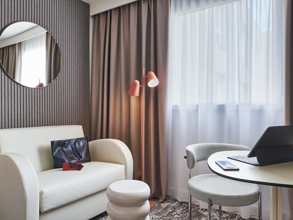 Habitación Superior con 1 cama queen size y 1 sofá individual del hotel Novotel Paris 13 Porte D'italie. Foto 6