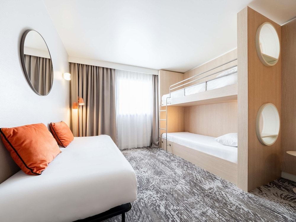 Habitación Superior con 1 cama queen size y 1 sofá doble del hotel Novotel Paris 13 Porte D'italie. Foto 8