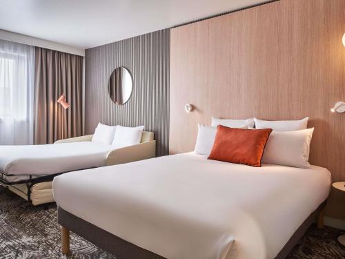 Habitación Executive con 1 cama queen size y 1 sofá individual del hotel Novotel Paris 13 Porte D'italie. Foto 6
