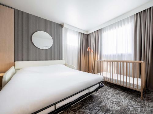 Habitación Executive con 1 cama queen size y 1 sofá individual del hotel Novotel Paris 13 Porte D'italie. Foto 7