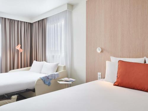 Habitación Executive con 1 cama queen size y 1 sofá individual del hotel Novotel Paris 13 Porte D'italie. Foto 8