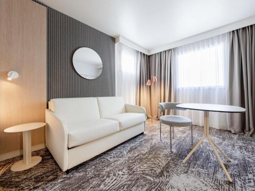 Habitación Executive con 1 cama queen size y 1 sofá individual del hotel Novotel Paris 13 Porte D'italie. Foto 9