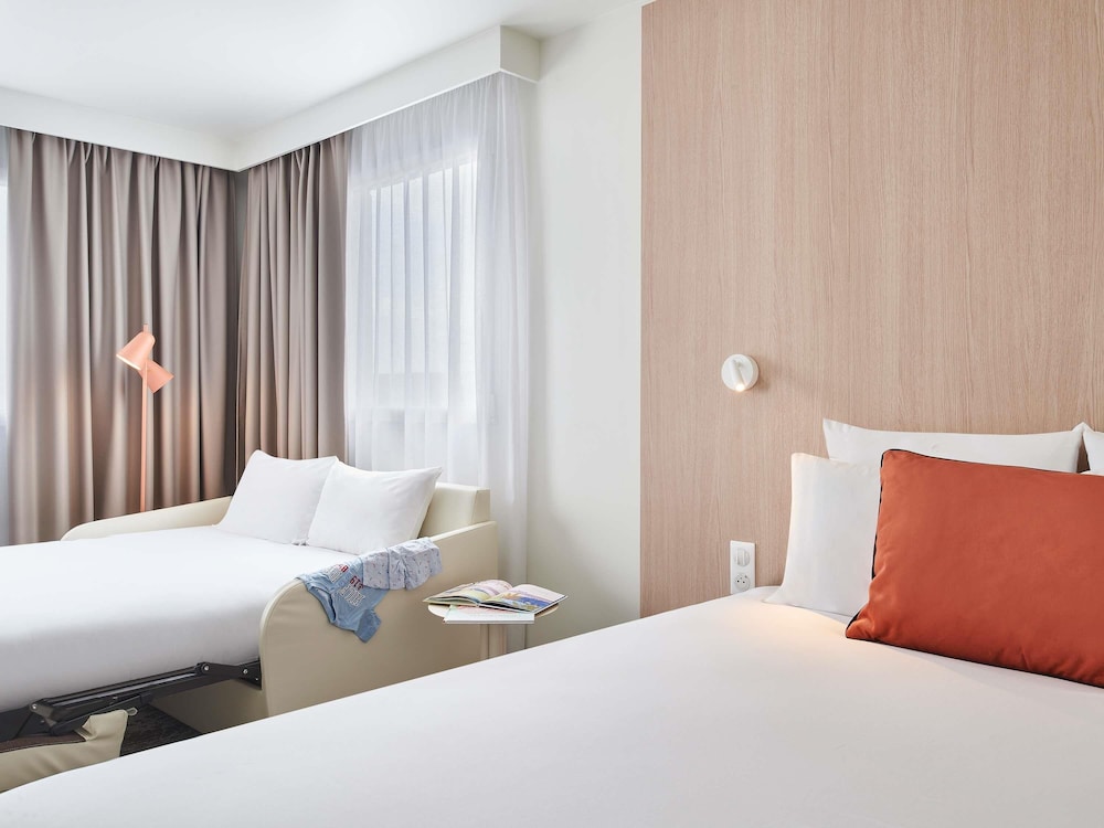 Habitación Executive con 1 cama queen size y 1 sofá doble del hotel Novotel Paris 13 Porte D'italie. Foto 3