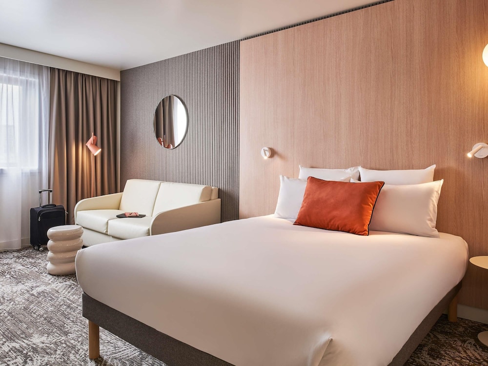 Habitación Executive con 1 cama queen size y 1 sofá doble del hotel Novotel Paris 13 Porte D'italie. Foto 6