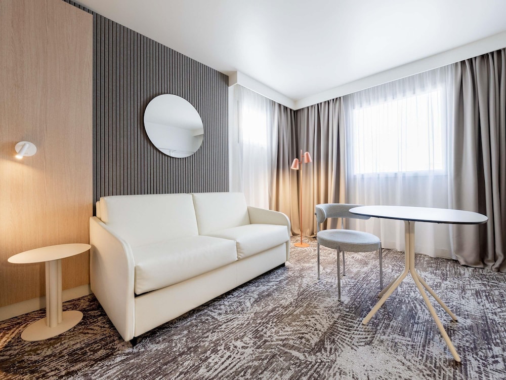Habitación Executive con 1 cama queen size y 1 sofá doble del hotel Novotel Paris 13 Porte D'italie. Foto 9