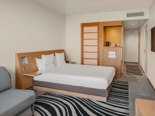Habitación Doble Superior con sofá cama del hotel Novotel Paris Centre Tour Eiffel. Foto 2