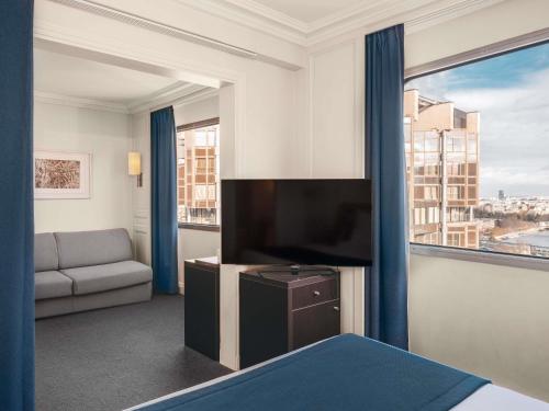 Suite Junior con 1 cama grande y sofá del hotel Novotel Paris Centre Tour Eiffel