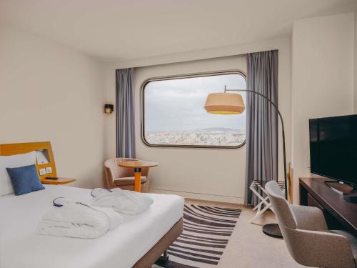 Habitación Doble Executive con sofá cama del hotel Novotel Paris Centre Tour Eiffel. Foto 1