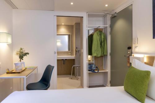 Habitación Doble Estándar del hotel Paris Louis Blanc. Foto 6