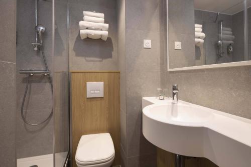 Habitación Twin Estándar del hotel Paris Louis Blanc. Foto 4