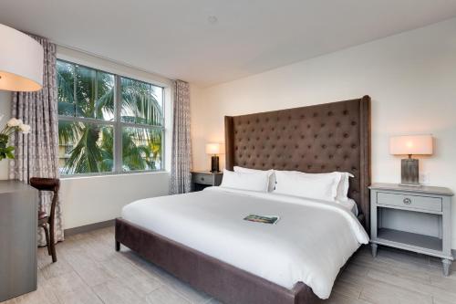 Habitación con cama extragrande del hotel Clinton South Beach