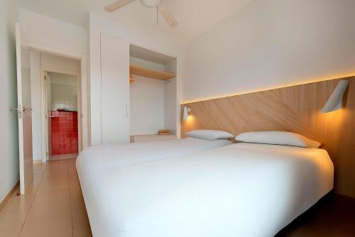 Premium One Bedroom Apartment with Balcony, Pool View del hotel Altamadores. Foto 1