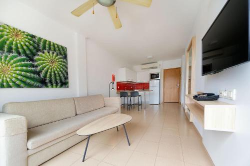 Premium One Bedroom Apartment with Balcony, Pool View del hotel Altamadores. Foto 3