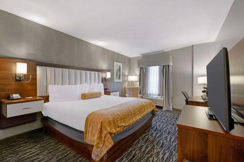 Habitación con ducha a ras de suelo, adaptada para personas de movilidad reducida - Cama extragrande del hotel Best Western Inn On The Avenue. Foto 3