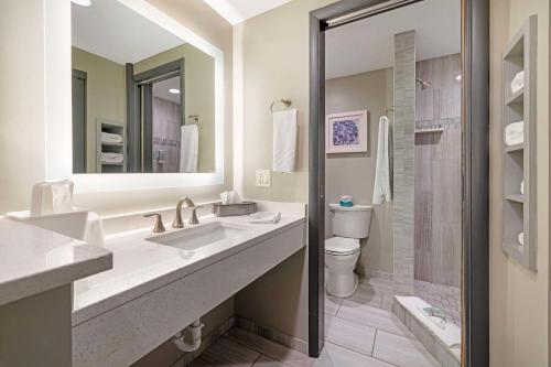 Habitación - 1 cama extragrande - No fumadores del hotel Best Western Inn On The Avenue. Foto 4