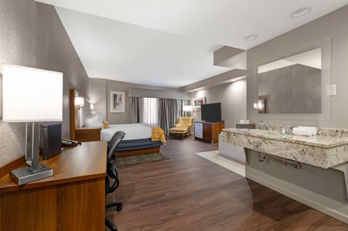 Suite con bañera de hidromasaje - 1 cama extragrande - No fumadores del hotel Best Western Inn On The Avenue. Foto 1