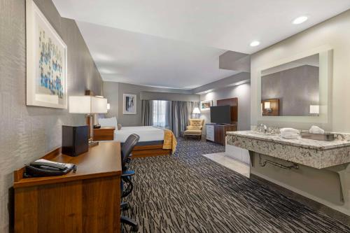 Suite con bañera de hidromasaje - 1 cama extragrande - No fumadores del hotel Best Western Inn On The Avenue. Foto 2