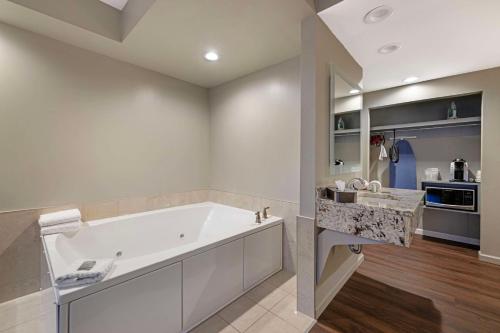 Suite con bañera de hidromasaje - 1 cama extragrande - No fumadores del hotel Best Western Inn On The Avenue. Foto 3