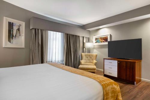 Suite con bañera de hidromasaje - 1 cama extragrande - No fumadores del hotel Best Western Inn On The Avenue. Foto 4