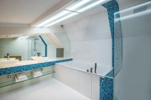 Habitación Doble Grande del hotel Makom Pereire. Foto 3