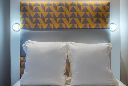 Habitación Doble Deluxe del hotel Makom Pereire. Foto 1