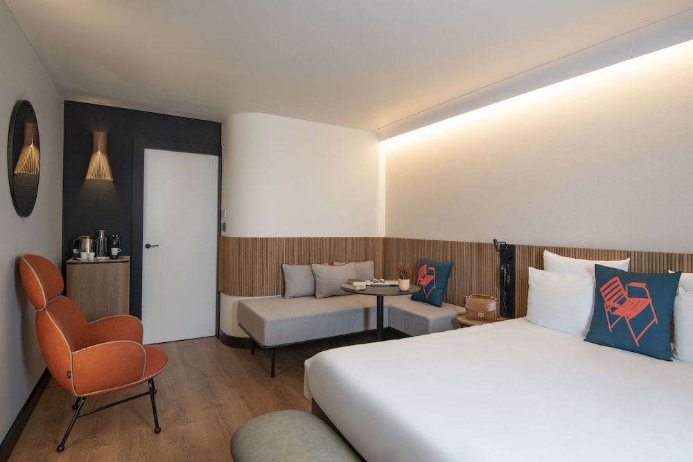 Habitación Superior con cama doble y diván del hotel Novotel Nice Arenas Aeroport. Foto 1