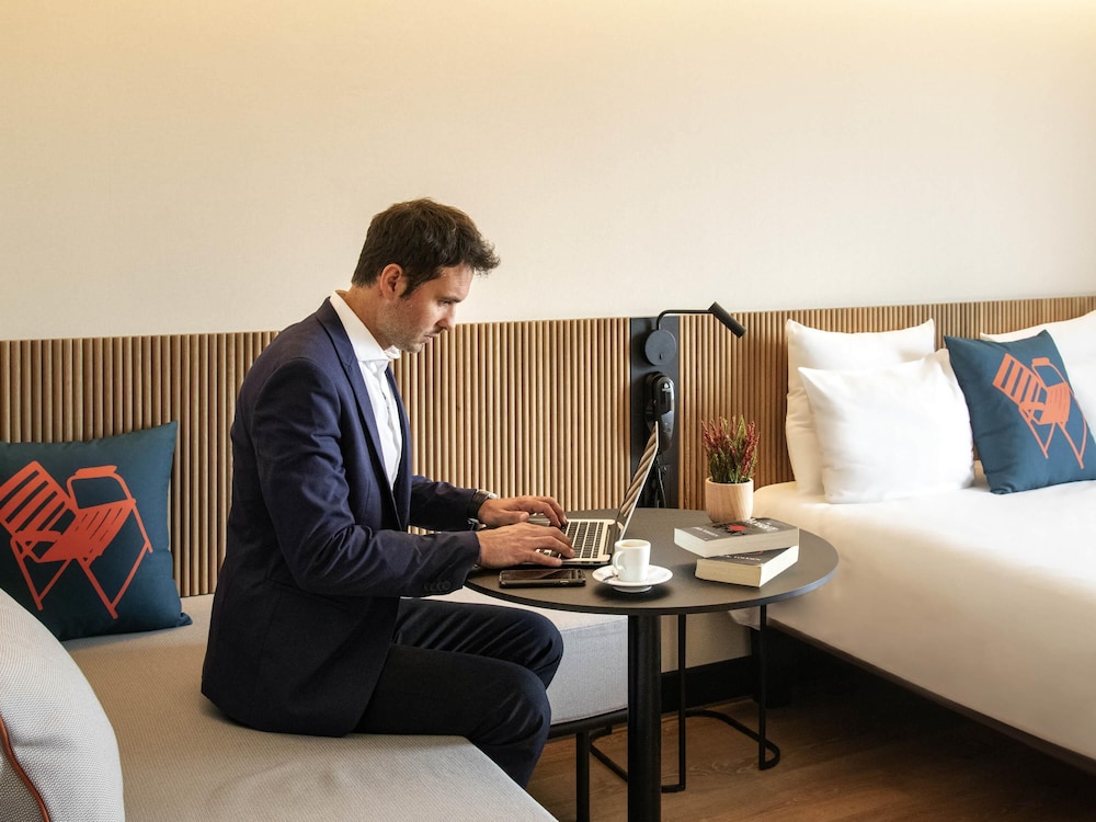 Habitación Superior con cama doble y diván del hotel Novotel Nice Arenas Aeroport. Foto 6