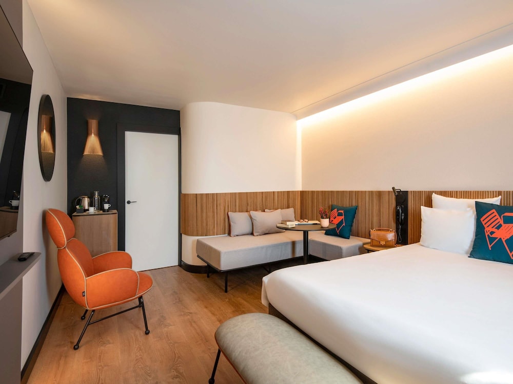 Habitación Superior con cama doble y diván del hotel Novotel Nice Arenas Aeroport. Foto 7