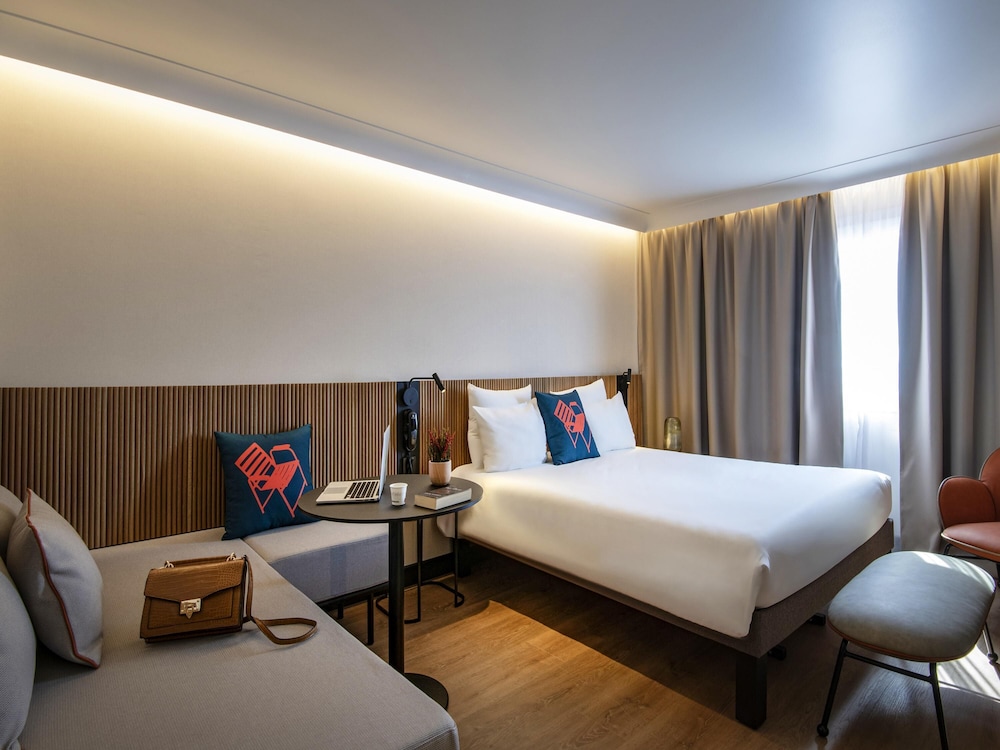 Habitación Superior con cama doble y diván del hotel Novotel Nice Arenas Aeroport. Foto 8