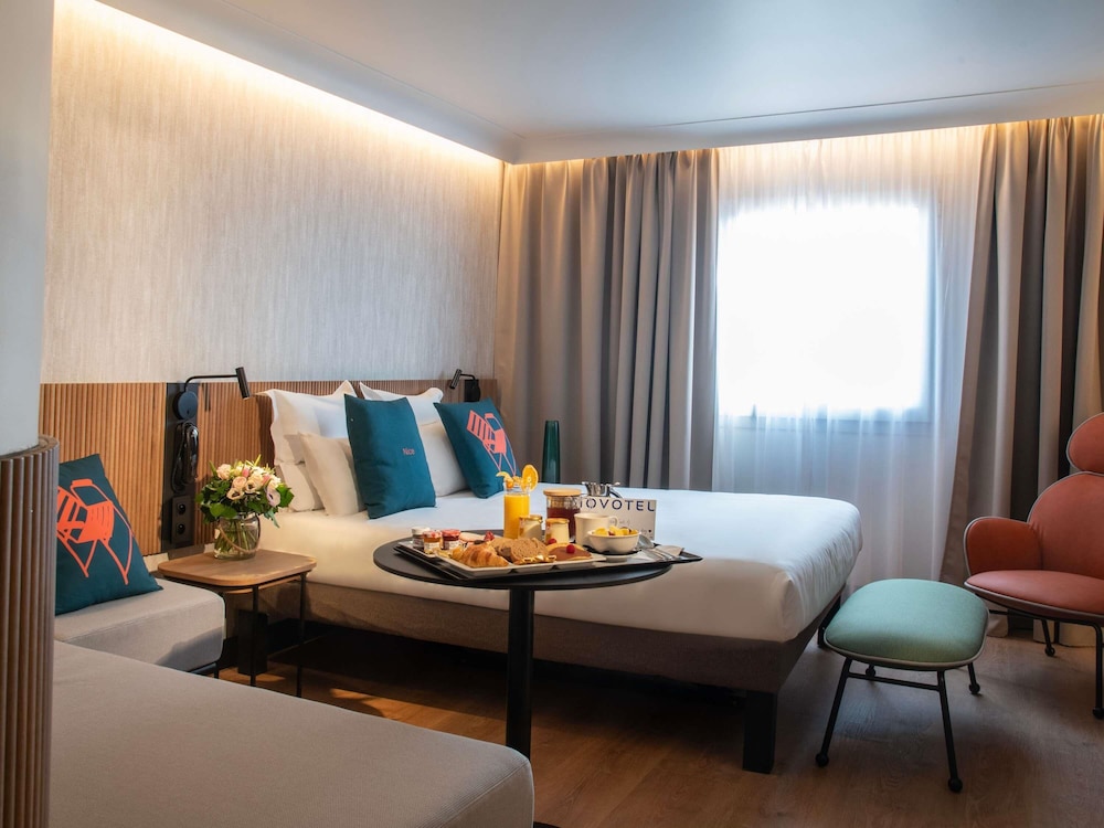 Habitación Executive con cama doble y diván del hotel Novotel Nice Arenas Aeroport