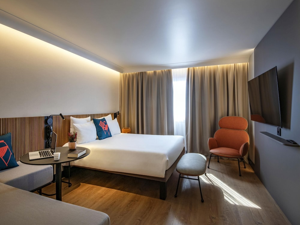Habitación Executive con cama doble y diván del hotel Novotel Nice Arenas Aeroport. Foto 3