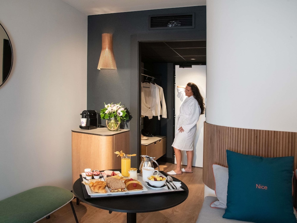 Habitación Executive con cama doble y diván del hotel Novotel Nice Arenas Aeroport. Foto 8