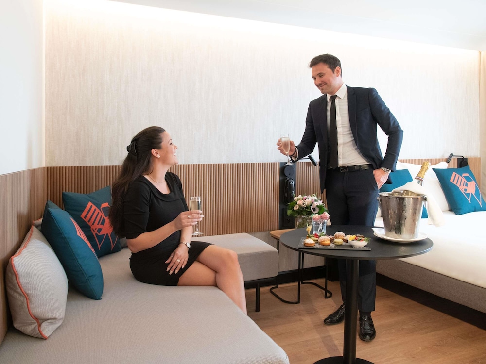 Habitación Executive con cama doble y diván del hotel Novotel Nice Arenas Aeroport. Foto 9