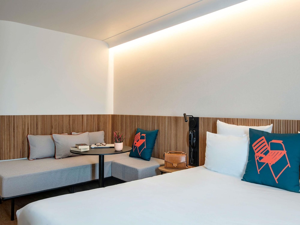 Habitación Executive con cama doble y diván del hotel Novotel Nice Arenas Aeroport. Foto 10
