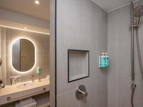 Habitación con 2 camas individuales y diván del hotel Novotel Nice Arenas Aeroport. Foto 1