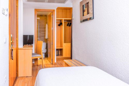 Habitación Individual del hotel Serrano. Foto 1