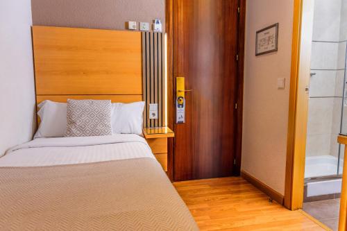 Habitación Individual del hotel Serrano. Foto 2
