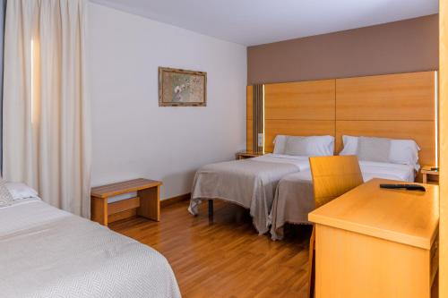Habitación Triple del hotel Serrano. Foto 2