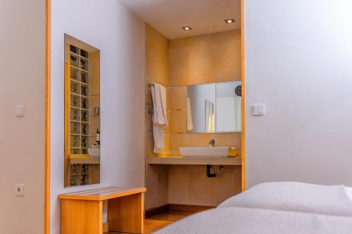 Habitación Triple del hotel Serrano. Foto 3