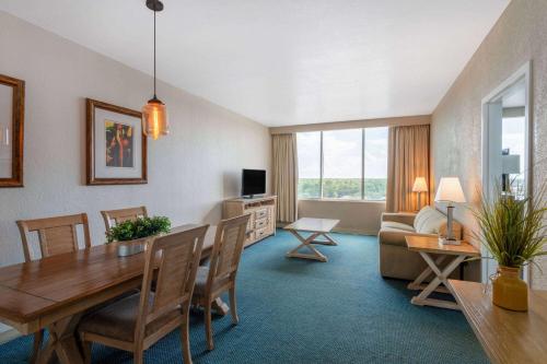 Suite Deluxe Tower con cama extragrande y sofá cama del hotel Ramada Kissimmee Gateway