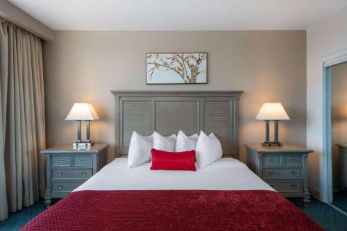 Suite Deluxe Tower con cama extragrande y sofá cama del hotel Ramada Kissimmee Gateway. Foto 1