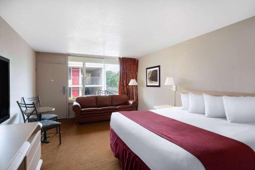 Habitación Estándar Inn - 1 cama extragrande del hotel Ramada Kissimmee Gateway