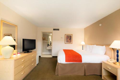Habitación Estándar Inn - 1 cama extragrande del hotel Ramada Kissimmee Gateway. Foto 3