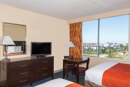 Habitación Tower Deluxe - 2 camas grandes del hotel Ramada Kissimmee Gateway. Foto 2