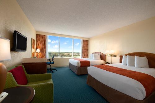 Habitación Tower Deluxe adaptada para personas de movilidad reducida - 2 camas grandes del hotel Ramada Kissimmee Gateway. Foto 1