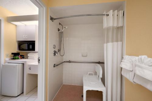 Habitación Tower Deluxe adaptada para personas de movilidad reducida - 2 camas grandes del hotel Ramada Kissimmee Gateway. Foto 3