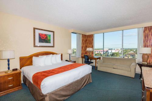 Habitación Deluxe Tower con cama extragrande y sofá cama del hotel Ramada Kissimmee Gateway