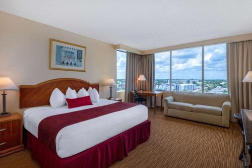 Habitación Deluxe Tower con cama extragrande y sofá cama del hotel Ramada Kissimmee Gateway. Foto 1